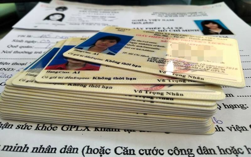 Cầm bằng lái xe máy 