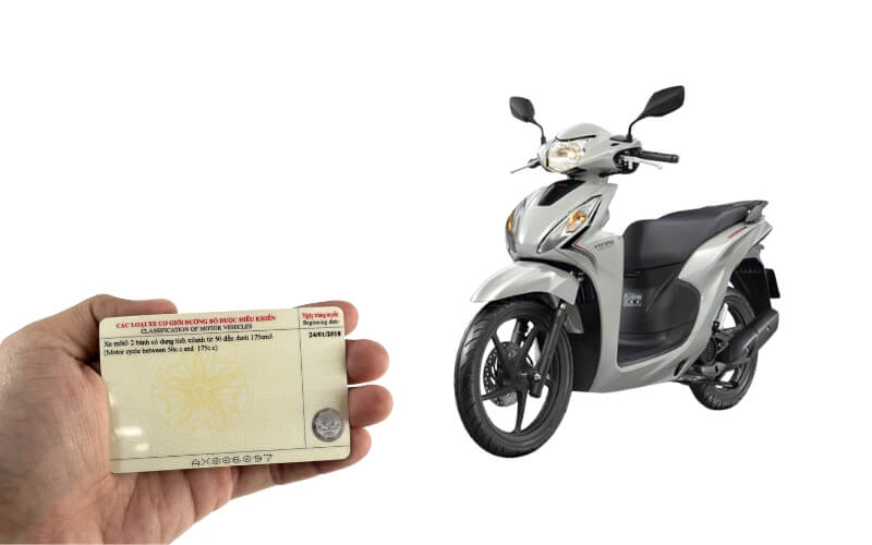 Cầm bằng lái xe máy 