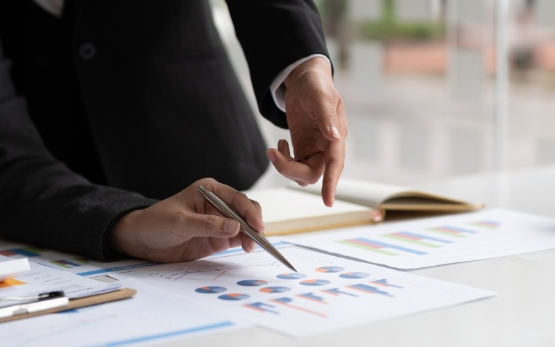 mua cổ phiếu là đầu tư hay tiết kiệm