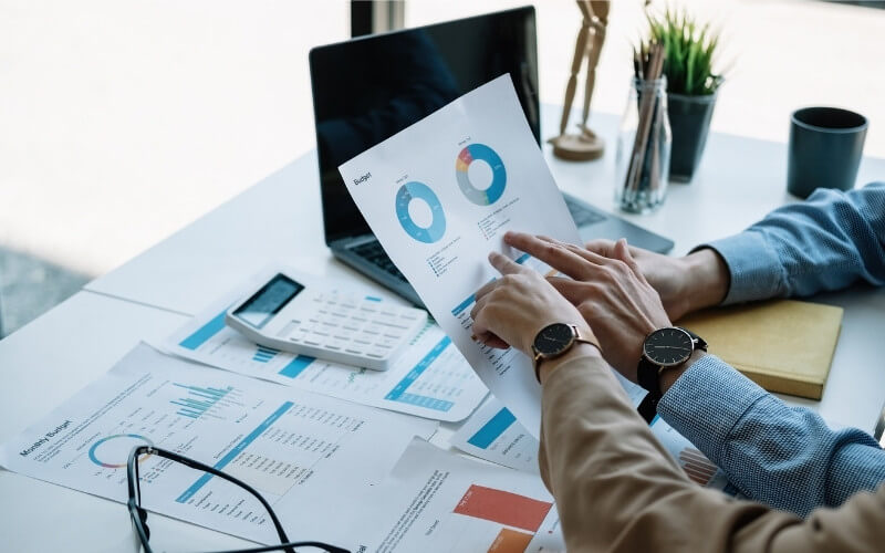 Mua cổ phiếu là đầu tư hay tiết kiệm? Giải đáp chi tiết